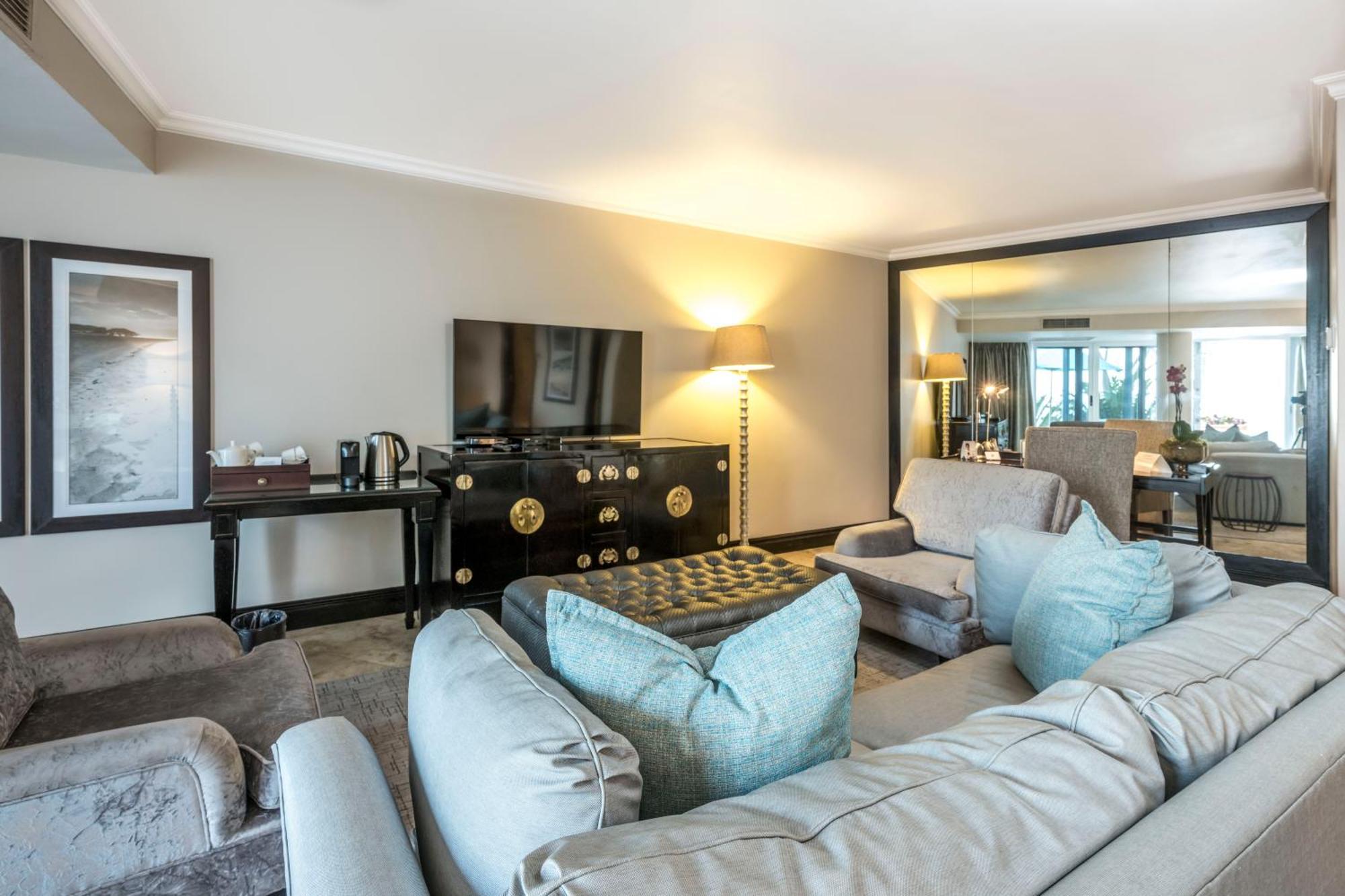 דורבן Beverly Hills מראה חיצוני תמונה A living room at the Four Seasons Hotel