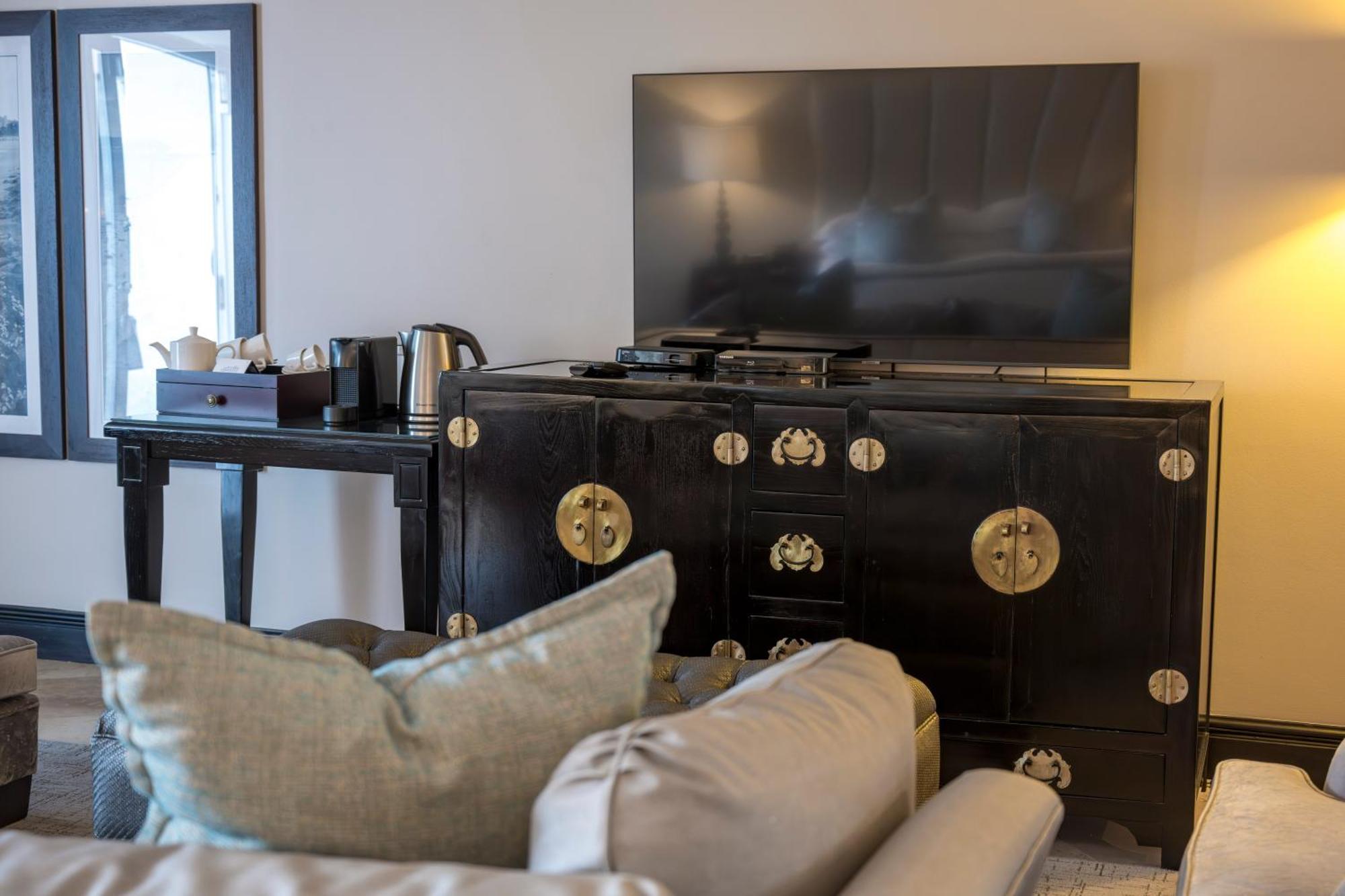 דורבן Beverly Hills מראה חיצוני תמונה A television in a hotel room