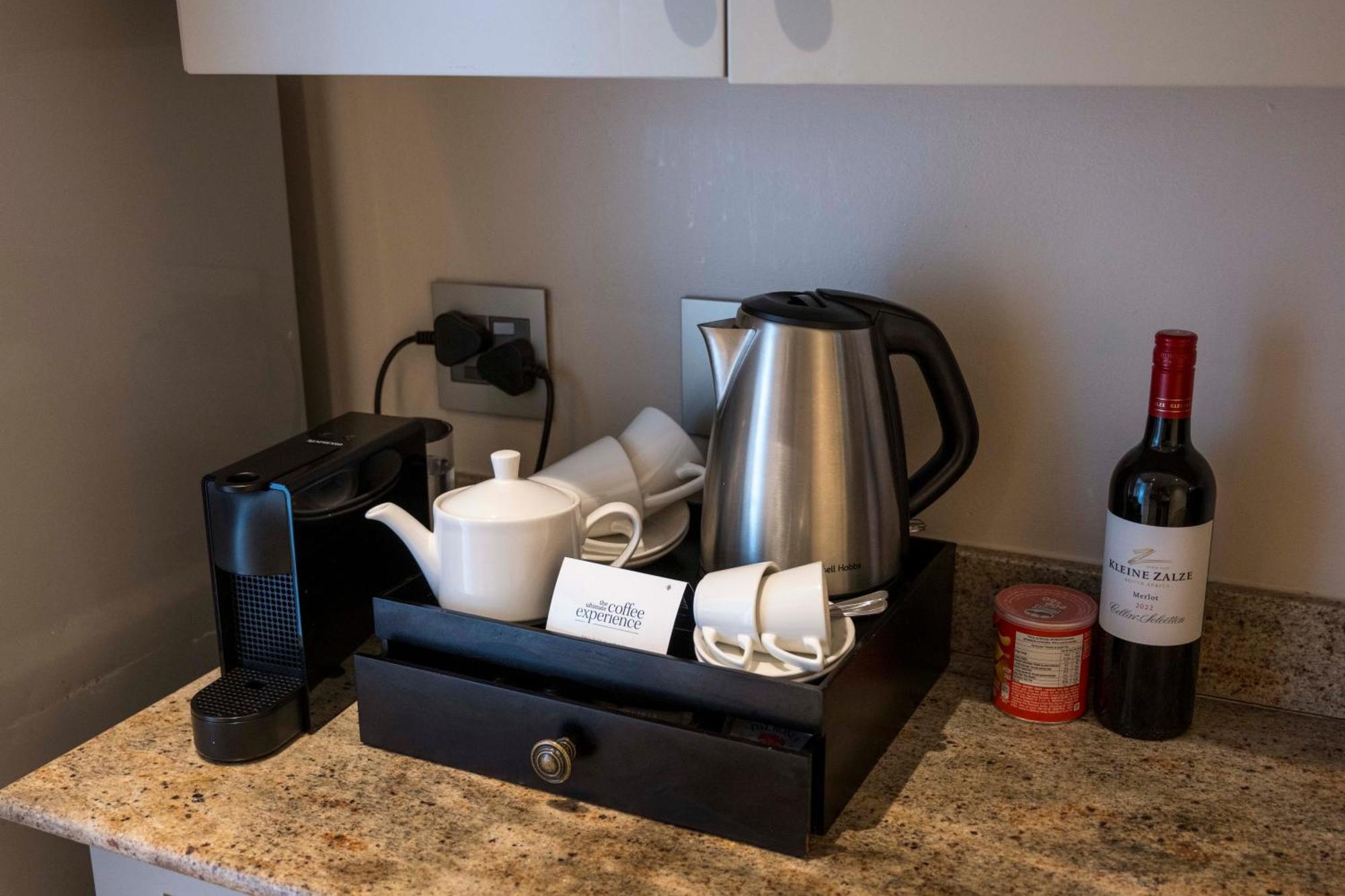 דורבן Beverly Hills מראה חיצוני תמונה A Nespresso machine in a hotel room