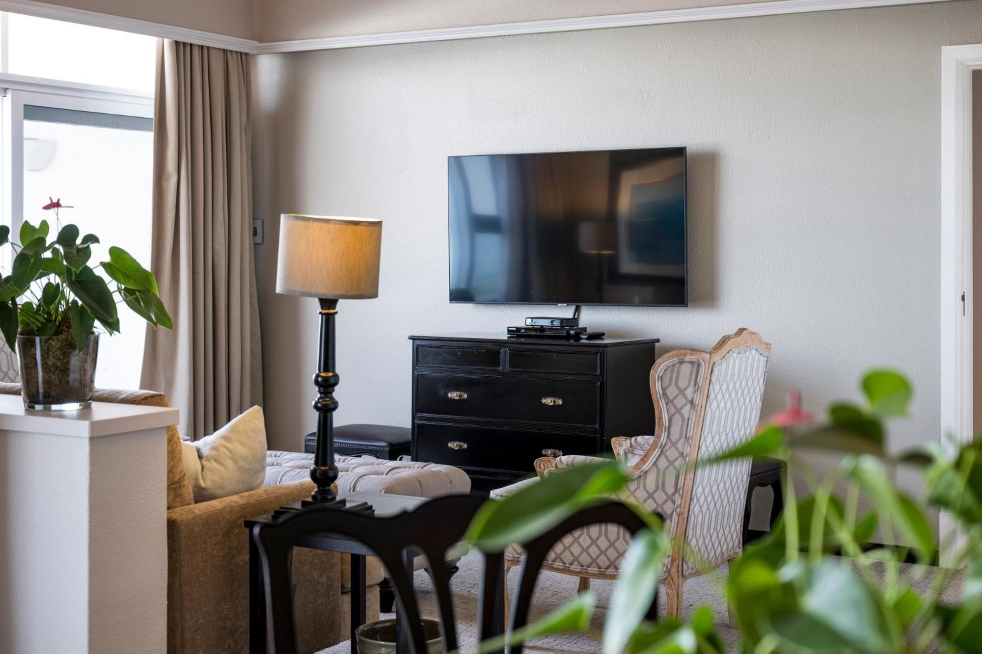 דורבן Beverly Hills מראה חיצוני תמונה A television set in a hotel room