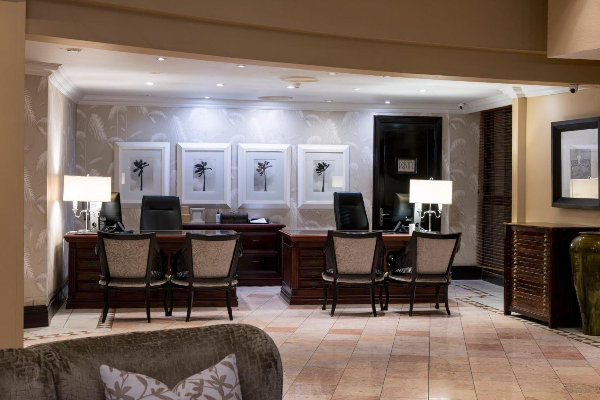 דורבן Beverly Hills מראה חיצוני תמונה Concierge desk at the Four Seasons Hotel, Washington, D.C.
