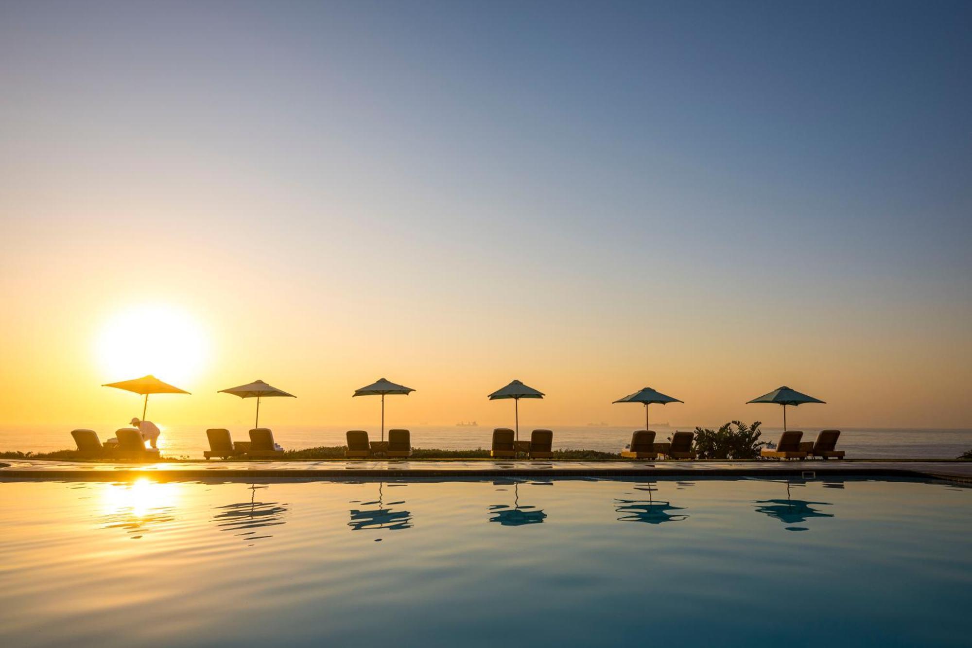 דורבן Beverly Hills מראה חיצוני תמונה Sunset at the pool