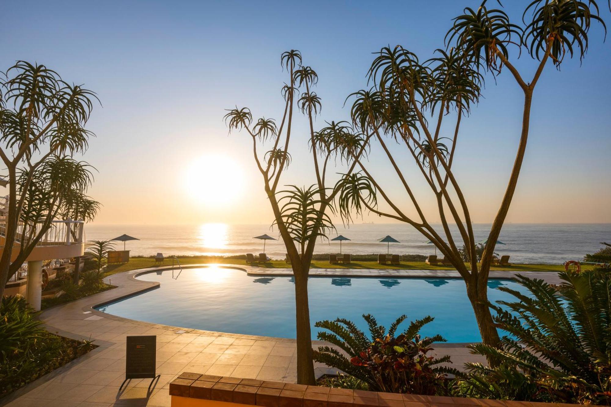 דורבן Beverly Hills מראה חיצוני תמונה Sunset at the pool