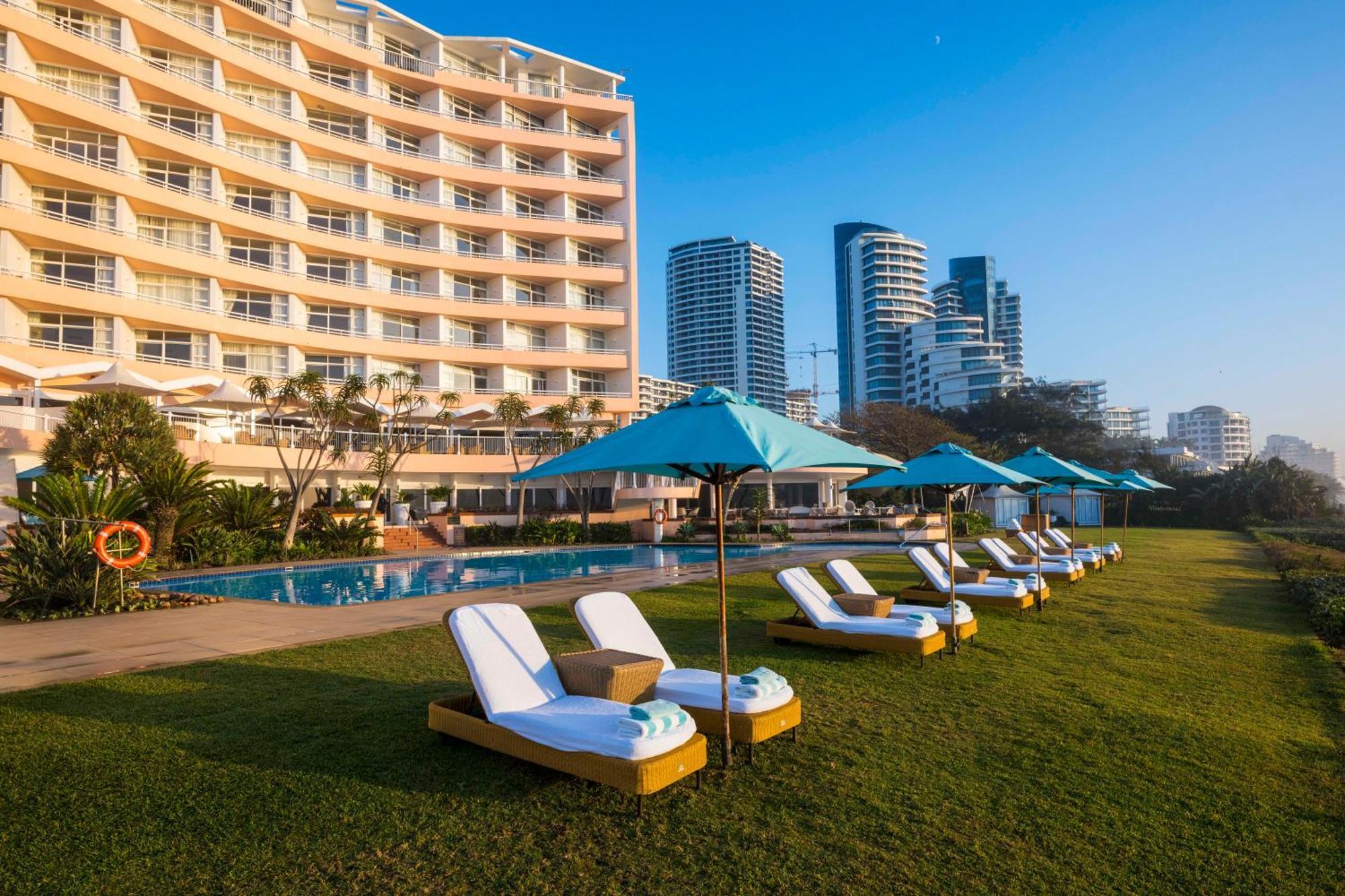 דורבן Beverly Hills מראה חיצוני תמונה The pool at The Oberoi Mumbai